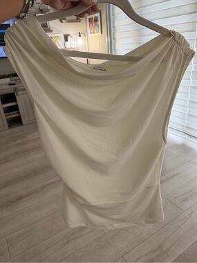 Aritzia drop shoulder top
Size large 
Used once in excellent condition